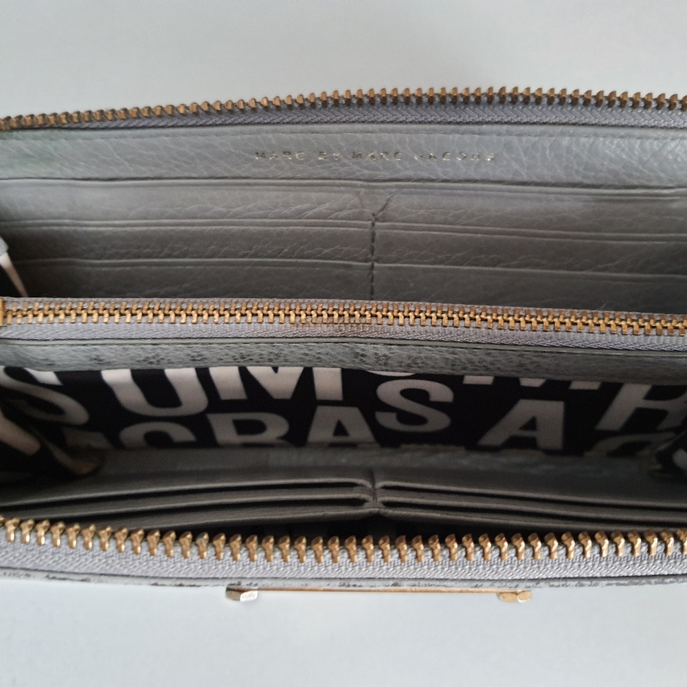 Marc Jacobs Large Wallet - Picture 2 of 4